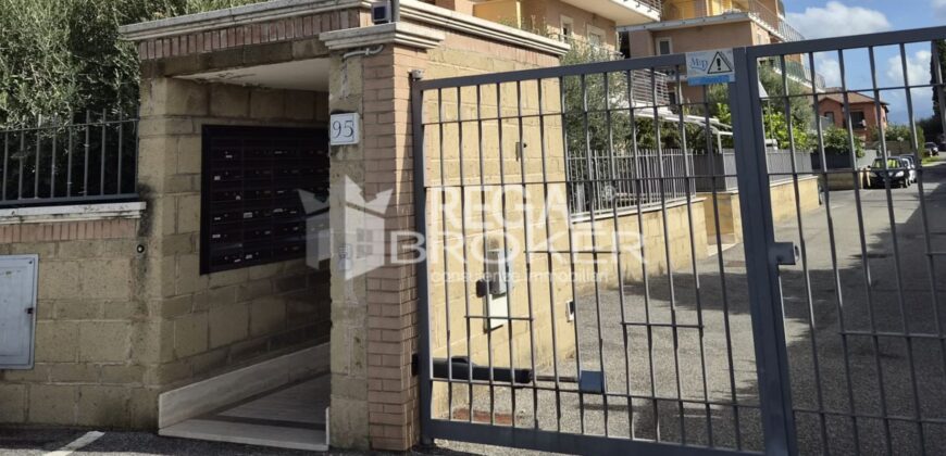 Roma Prato Fiorito, ufficio con posto auto