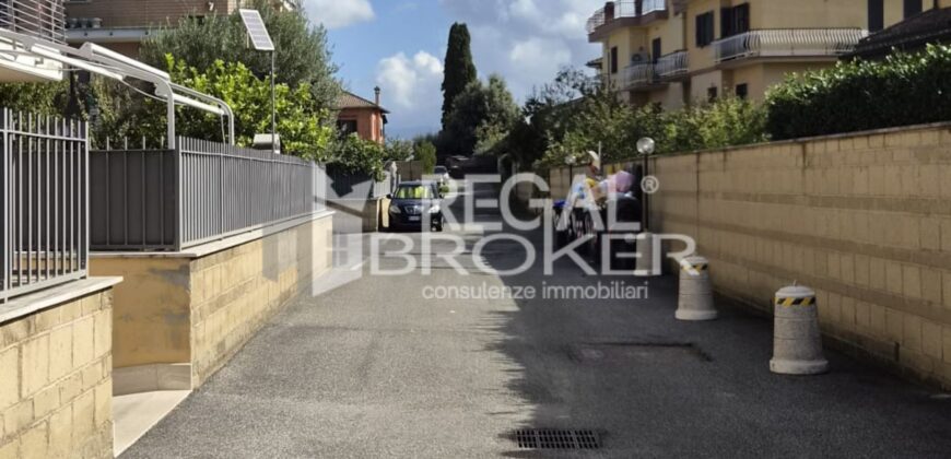 Roma Prato Fiorito, ufficio con posto auto